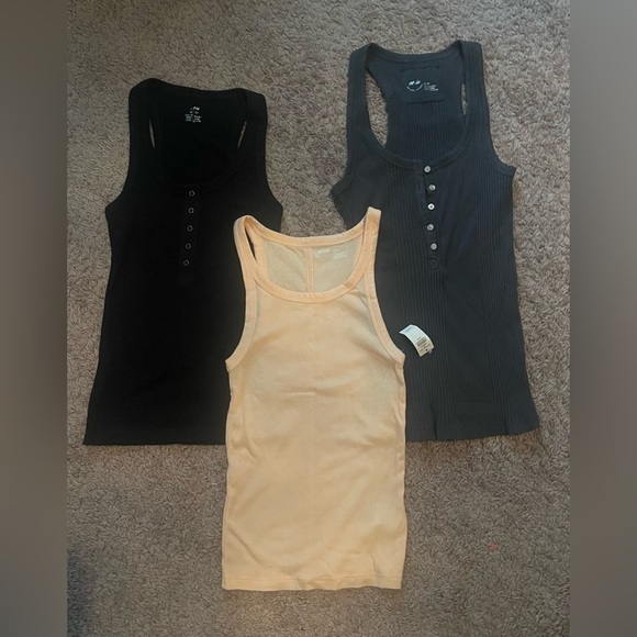 Arie
NWT 
Size XS
Women's Ribbed Tank Top Set - Black, Gray, and Peach - Picture 1 of 4